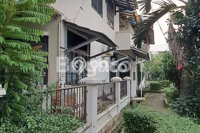 Rumah Luas Asri 5 KT Siap Pakai di Bintaro Tangerang Selatan Rumah Luas Asri 5 KT Siap Pakai di Bintaro Tangerang Selatan