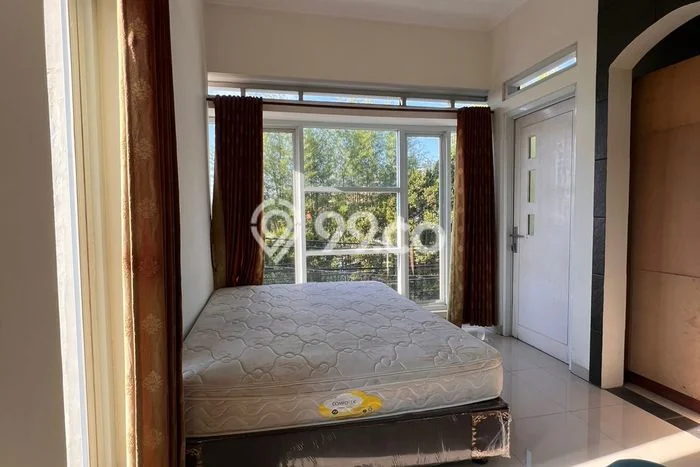 Disewakan! Rumah 4 Kamar Tidur &
3 Kamar Mandi di Padasuka, Bandung Disewakan! Rumah 4 Kamar Tidur &
3 Kamar Mandi di Padasuka, Bandung
