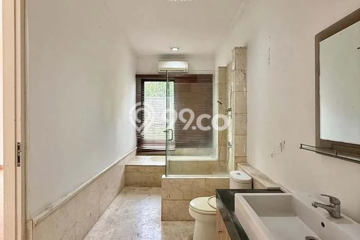 LOKASI STRATEGIS! Vila di , Area 706m2m², Akses ke pusat kota LOKASI STRATEGIS! Vila di , Area 706m2m², Akses ke pusat kota
