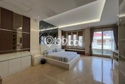 Siap Huni Hunian Elit 5 Kamar di Kelapa Gading Dekat ke Mana Pun Siap Huni Hunian Elit 5 Kamar di Kelapa Gading Dekat ke Mana Pun
