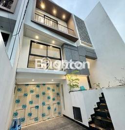 Rumah Elit Modern Tanpa Renovasi di Jelambar Jakarta Barat Rumah Elit Modern Tanpa Renovasi di Jelambar Jakarta Barat
