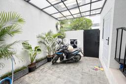 Ready to Use! Luxury House LT 75m2 Desain Elegan di Meruya Ready to Use! Luxury House LT 75m2 Desain Elegan di Meruya