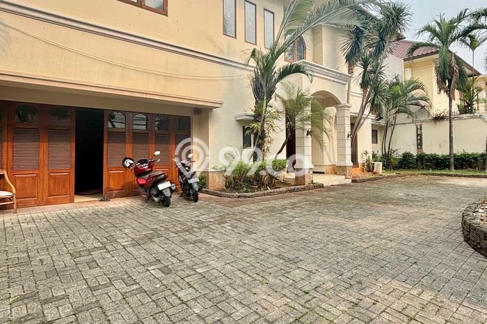 Disewakan! Rumah 6 Kamar Tidur &
6 Kamar Mandi di Kemang, Jakarta Selatan Disewakan! Rumah 6 Kamar Tidur &
6 Kamar Mandi di Kemang, Jakarta Selatan