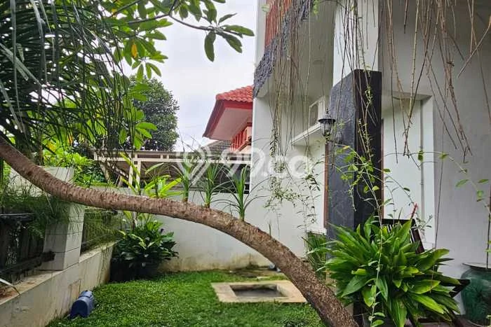 Rumah Elit LB 300m2 Siap Huni Desain Elegan di Srondol, Semarang Rumah Elit LB 300m2 Siap Huni Desain Elegan di Srondol, Semarang
