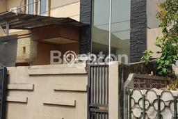 Rumah Mewah LB 210m2 Siap Pakai Desain Elegan di Cipinang, Jakarta Timur Rumah Mewah LB 210m2 Siap Pakai Desain Elegan di Cipinang, Jakarta Timur