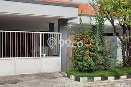 Rumah Strategis Modern Lb 225m2 di Rungkut, Surabaya Rumah Strategis Modern Lb 225m2 di Rungkut, Surabaya