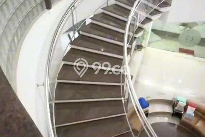 Rumah Elit Modern Tanpa Renovasi di Dharma Husada Surabaya Rumah Elit Modern Tanpa Renovasi di Dharma Husada Surabaya