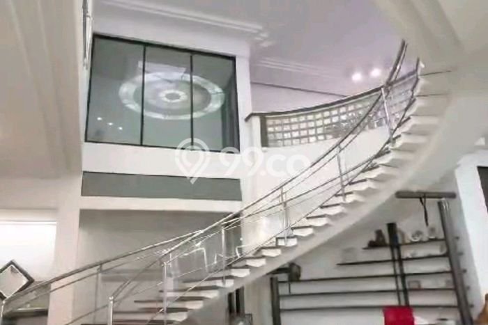 Rumah Elit Modern Tanpa Renovasi di Dharma Husada Surabaya Rumah Elit Modern Tanpa Renovasi di Dharma Husada Surabaya