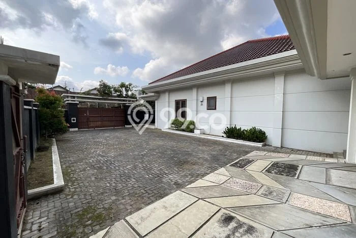 For Sale! Luxury House LT 1081m2 Desain Elegan di Caturtunggal For Sale! Luxury House LT 1081m2 Desain Elegan di Caturtunggal