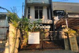 Rumah Siap Huni LT 117m² / LB 250m² di Kawasan Komersial Sukomanunggal, Surabaya Rumah Siap Huni LT 117m² / LB 250m² di Kawasan Komersial Sukomanunggal, Surabaya