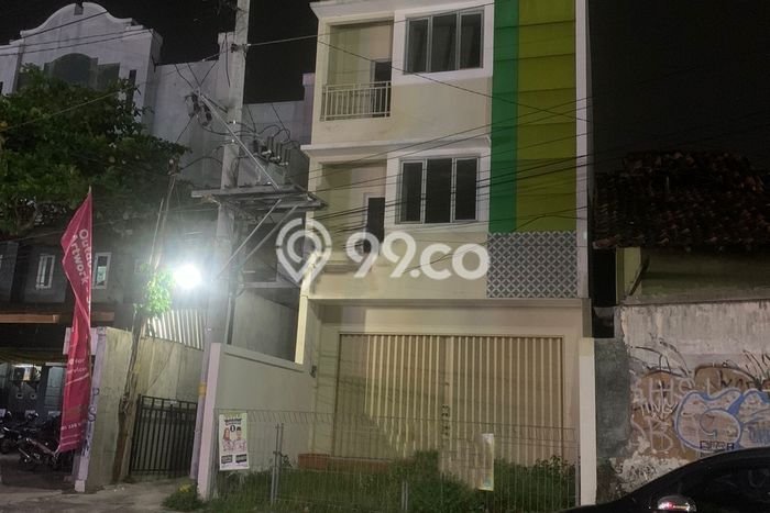 Ruko untuk disewa di Depok punya LT 110m2 & LB 292m2 harga sewa kompetitif Ruko untuk disewa di Depok punya LT 110m2 & LB 292m2 harga sewa kompetitif