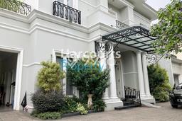 Hunian Eksklusif Siap Huni LT 656m2 di Kebayoran Baru, Jakarta Selatan Hunian Eksklusif Siap Huni LT 656m2 di Kebayoran Baru, Jakarta Selatan