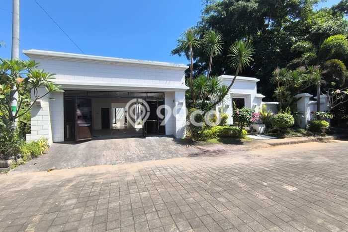 DIJUAL! Vila di , Area 682m2m², Akses ke Pusat Kota DIJUAL! Vila di , Area 682m2m², Akses ke Pusat Kota