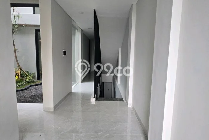 PROMO TERBATAS! Rumah Premium area , Surabaya, Luas 180m2m² Bangunan 380m2m² PROMO TERBATAS! Rumah Premium area , Surabaya, Luas 180m2m² Bangunan 380m2m²