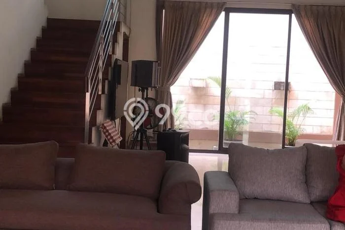 Disewakan! Rumah 5 Kamar Tidur &
4 Kamar Mandi di Pondok Indah, Jakarta Selatan Disewakan! Rumah 5 Kamar Tidur &
4 Kamar Mandi di Pondok Indah, Jakarta Selatan