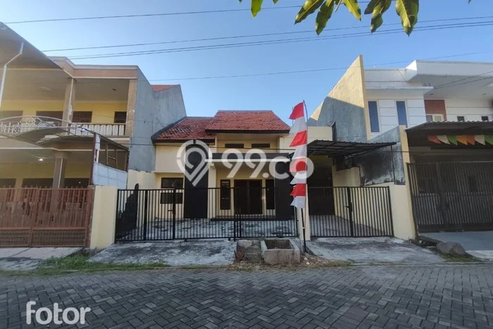 Lokasi strategis! Rumah siap pakai dikontrakkan di Rungkut LB 200m2 Lokasi strategis! Rumah siap pakai dikontrakkan di Rungkut LB 200m2