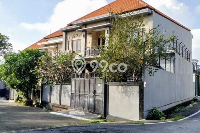 Rumah di , Luas 200m2m², LB 240m2m² Rumah di , Luas 200m2m², LB 240m2m²