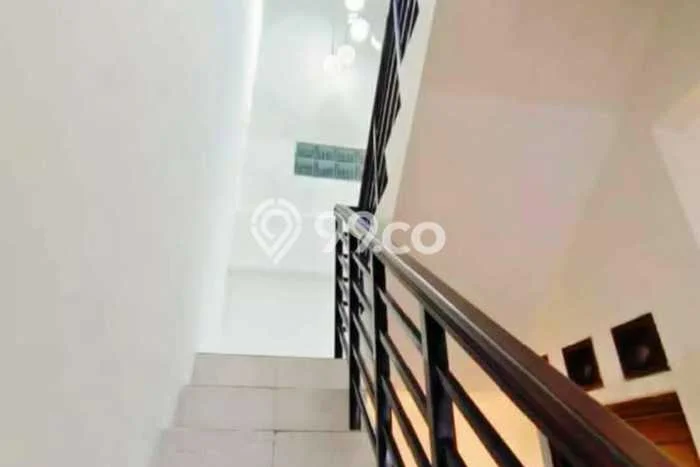 Rumah Elit LB 200m2 Siap Huni Desain Elegan di Pleburan, Semarang Rumah Elit LB 200m2 Siap Huni Desain Elegan di Pleburan, Semarang