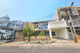 Ready to Use! Premium House LT 305m2 Desain Elegan di Harapan Indah Ready to Use! Premium House LT 305m2 Desain Elegan di Harapan Indah