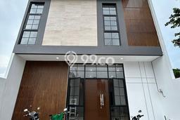 Ready to Use! Luxury House LT 136m2 Desain Elegan di Sutorejo Ready to Use! Luxury House LT 136m2 Desain Elegan di Sutorejo