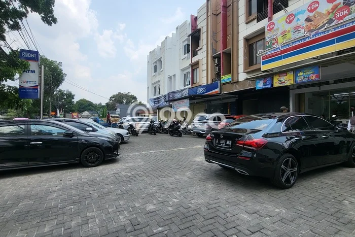 Ruko Lokasi Strategis Kawasan , Luas 240m2m², Disewakan Ruko Lokasi Strategis Kawasan , Luas 240m2m², Disewakan