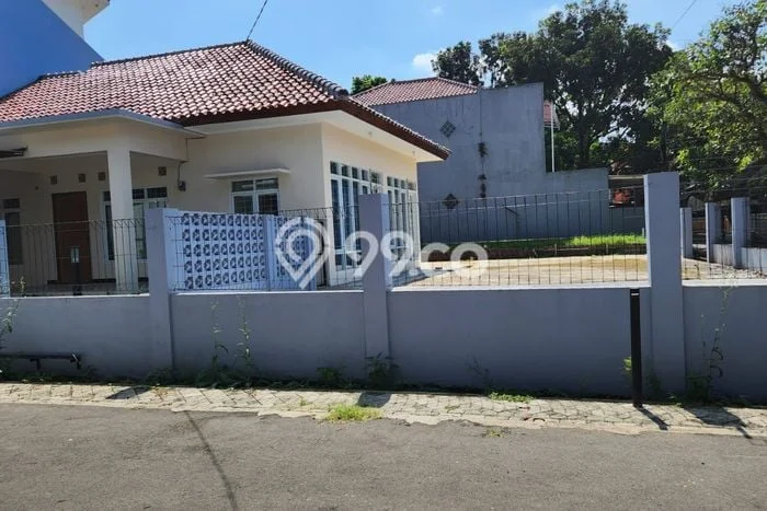 Rumah di Antapani, 2 KT, Konsep Modern, LT 393m2m² LB 70m2m² Rumah di Antapani, 2 KT, Konsep Modern, LT 393m2m² LB 70m2m²