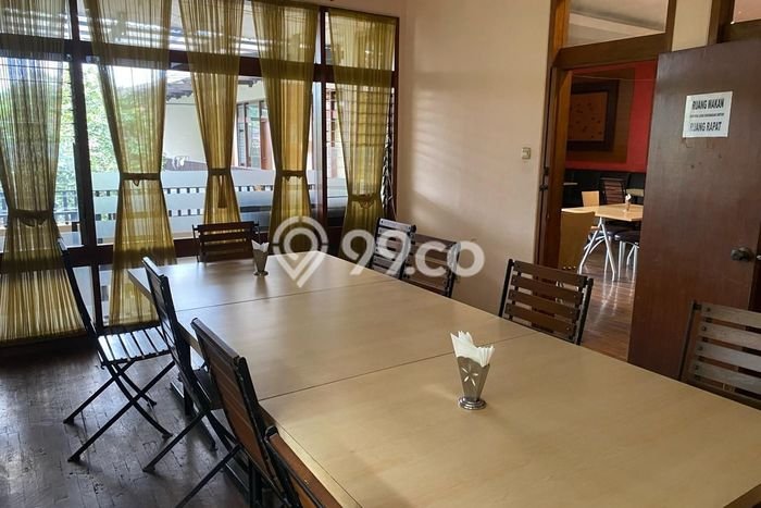 LOKASI PREMIUM! Ruko di Cihampelas, Luas 130m2m², Area Ramai LOKASI PREMIUM! Ruko di Cihampelas, Luas 130m2m², Area Ramai