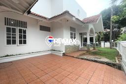 Ready to Use! Luxury House LT 310m2 Desain Elegan di Kemang Pratama Ready to Use! Luxury House LT 310m2 Desain Elegan di Kemang Pratama