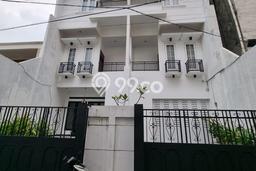 Siap Huni Rumah Mewah 9 Kamar di Kebayoran Baru Dekat ke Mana Pun Siap Huni Rumah Mewah 9 Kamar di Kebayoran Baru Dekat ke Mana Pun