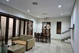 Rumah 2 lantai siap huni minimalis di Singgasana Pradana, Bandung Rumah 2 lantai siap huni minimalis di Singgasana Pradana, Bandung
