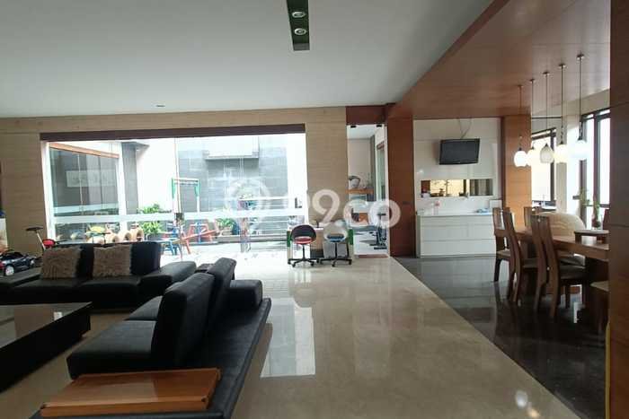 Disewakan! Rumah 5 Kamar Tidur &
4 Kamar Mandi di Singgasana, Bandung Disewakan! Rumah 5 Kamar Tidur &
4 Kamar Mandi di Singgasana, Bandung