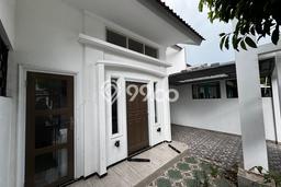 Rumah Modern 3 KT di Citraland Surabaya Unfurnished Rumah Modern 3 KT di Citraland Surabaya Unfurnished