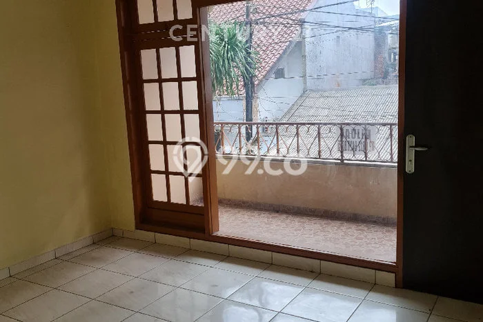 Disewakan! Rumah 3 Kamar Tidur &
1 Kamar Mandi di Tanjung Duren Selatan, Jakarta Barat Disewakan! Rumah 3 Kamar Tidur &
1 Kamar Mandi di Tanjung Duren Selatan, Jakarta Barat