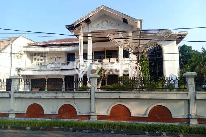 Hunian Mewah LB 650m2 Siap Pakai Desain Elegan di Surabaya Kota, Surabaya Hunian Mewah LB 650m2 Siap Pakai Desain Elegan di Surabaya Kota, Surabaya