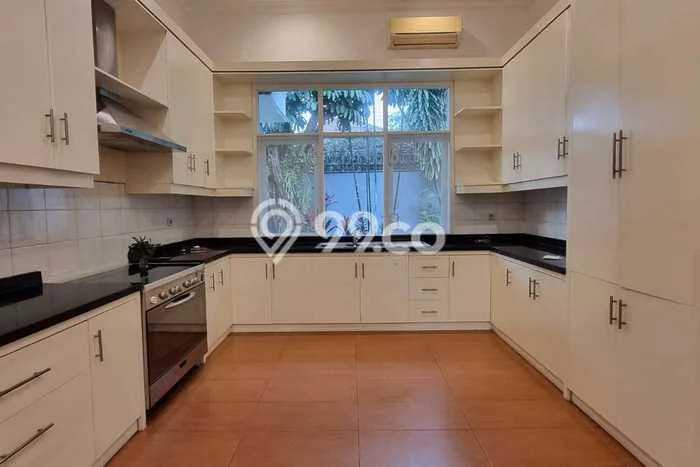 Sewa Rumah Strategis LT 910m2 / LB 483m2 di Kemang, Jakarta Selatan Sewa Rumah Strategis LT 910m2 / LB 483m2 di Kemang, Jakarta Selatan