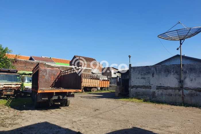 Unit Gudang Dijual di Surabaya LT 2824m2 & LB 300m2 Unit Gudang Dijual di Surabaya LT 2824m2 & LB 300m2