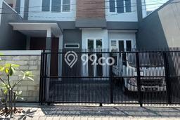 Rumah Modern 3 Kamar Siap Huni di Rungkut, Dekat Pusat Perbelanjaan, Surabaya Rumah Modern 3 Kamar Siap Huni di Rungkut, Dekat Pusat Perbelanjaan, Surabaya