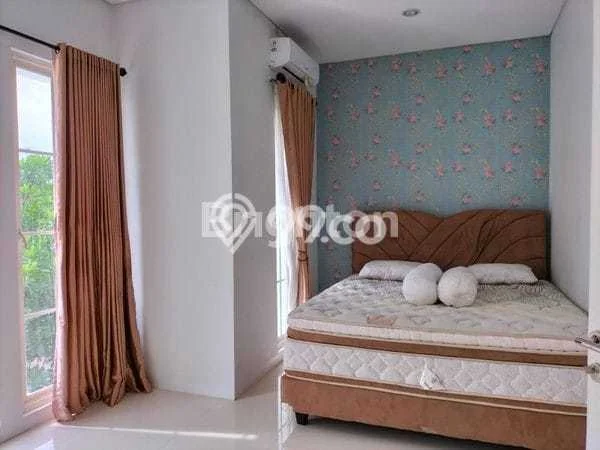 Disewakan! Rumah 3 Kamar Tidur &
2 Kamar Mandi di Mojolangu, Malang Disewakan! Rumah 3 Kamar Tidur &
2 Kamar Mandi di Mojolangu, Malang