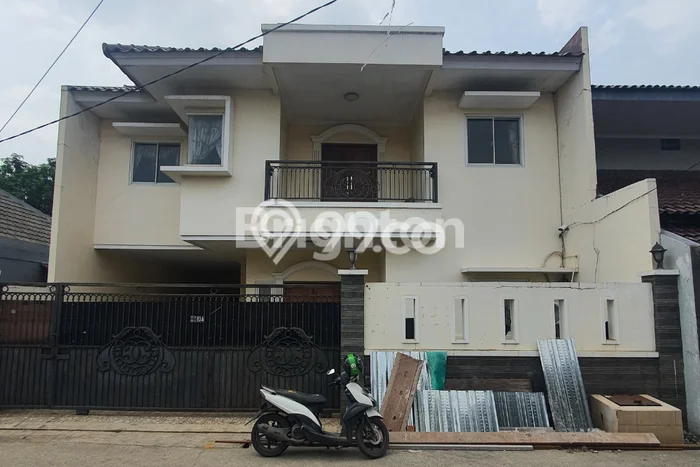 Ready to Use! Luxury House LT 304m2 Desain Modern di Jatibening Ready to Use! Luxury House LT 304m2 Desain Modern di Jatibening