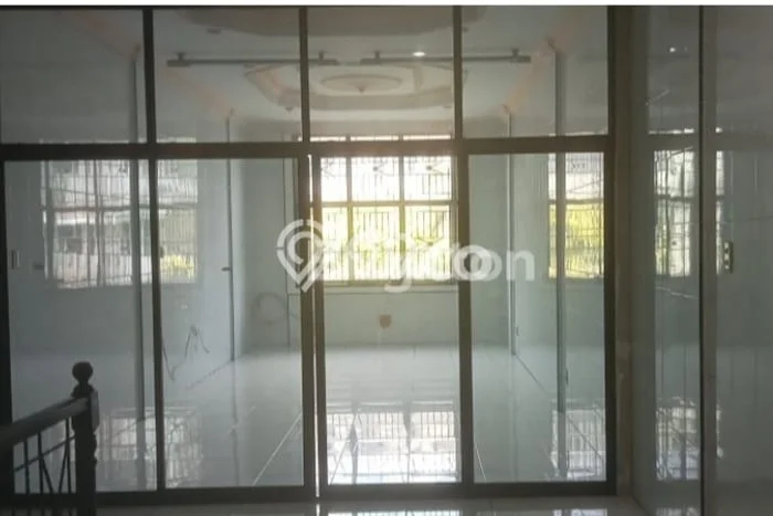 Ruko untuk disewa di Medan Area punya LT 72m2 & LB 216m2 harga sewa kompetitif Ruko untuk disewa di Medan Area punya LT 72m2 & LB 216m2 harga sewa kompetitif