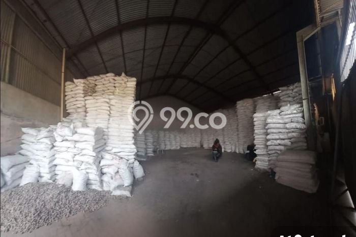 PELUANG EMAS! Gudang Kawasan Margomulyo, Luas 1800m2m², Pusat Komersial PELUANG EMAS! Gudang Kawasan Margomulyo, Luas 1800m2m², Pusat Komersial