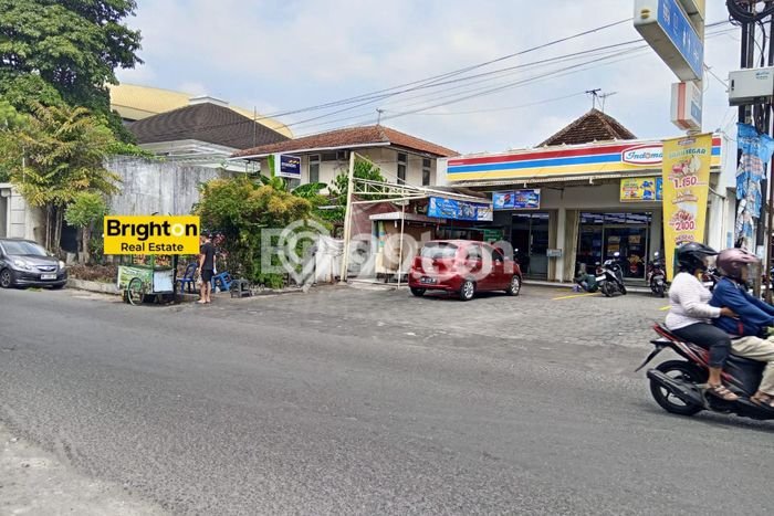Rumah Eksklusif Siap Huni LT 682m2 di Depok, Sleman Rumah Eksklusif Siap Huni LT 682m2 di Depok, Sleman
