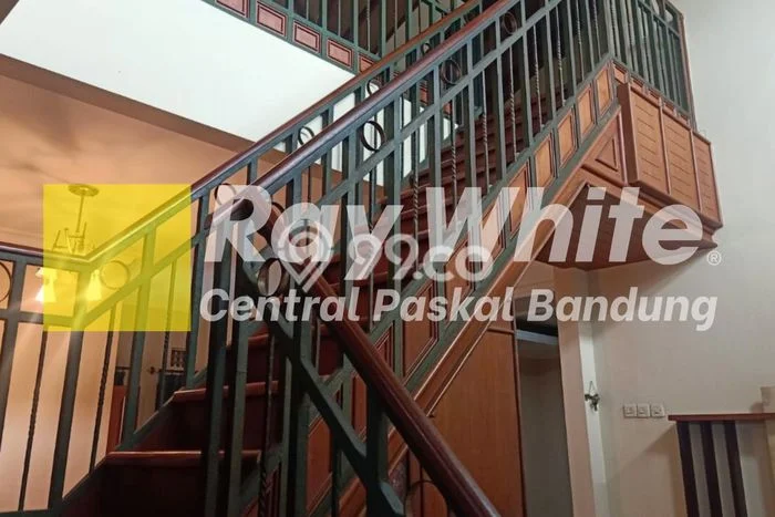 LIMITED OFFER! Rumah Berkualitas di Gunung Batu, Luas 179m² Bangunan 240m² LIMITED OFFER! Rumah Berkualitas di Gunung Batu, Luas 179m² Bangunan 240m²
