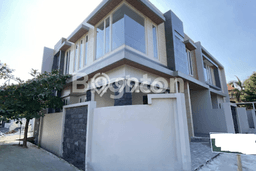 Dijual Rumah Premium dengan Fasilitas Sekitar Lengkap di Rungkut, Surabaya Dijual Rumah Premium dengan Fasilitas Sekitar Lengkap di Rungkut, Surabaya
