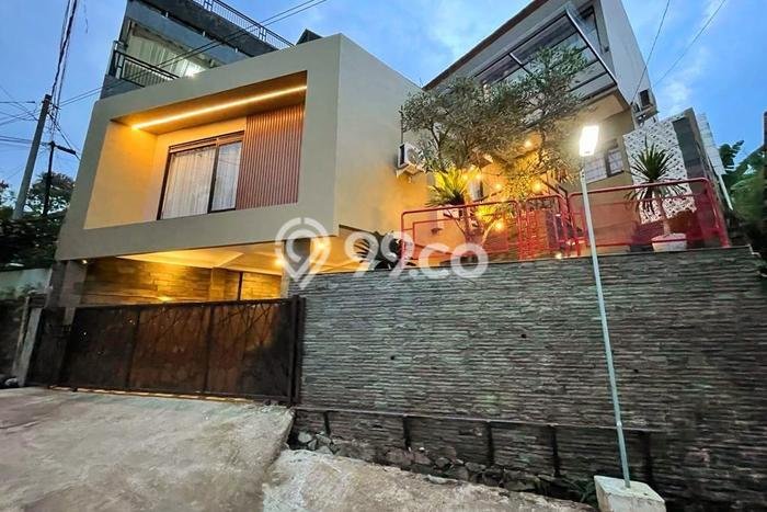 BEST INVESTMENT! Rumah di , LT 132m2m² Bangunan 200m2m² BEST INVESTMENT! Rumah di , LT 132m2m² Bangunan 200m2m²