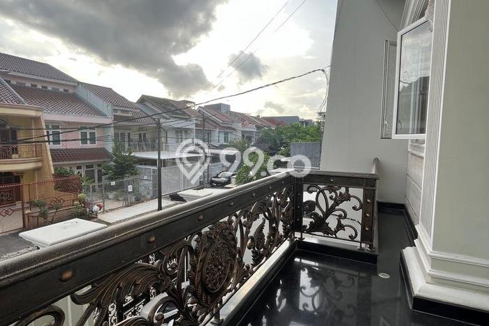Jual Rumah Luas Megah Dengan View Cantik di Taman Palem, Jakarta Barat Jual Rumah Luas Megah Dengan View Cantik di Taman Palem, Jakarta Barat