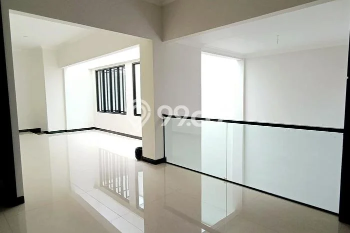Ready to Use! Luxury House LT 861m2 Desain Modern di Dharma Husada Ready to Use! Luxury House LT 861m2 Desain Modern di Dharma Husada