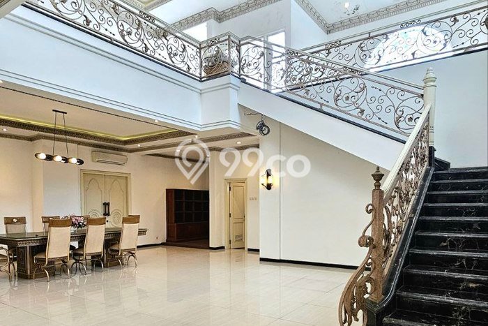 Rumah Elit Modern Tanpa Renovasi di Raya Darmo Surabaya Rumah Elit Modern Tanpa Renovasi di Raya Darmo Surabaya