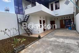 Rumah Lokasi Strategis di , Bandung, Luas 240m2m² LB 120m2m² Rumah Lokasi Strategis di , Bandung, Luas 240m2m² LB 120m2m²