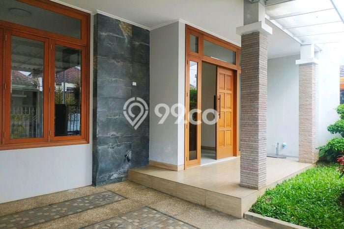 Rumah di , 3 KT, Dekat Pusat Kota, LT 130m2m² Bangunan 200m2m² Rumah di , 3 KT, Dekat Pusat Kota, LT 130m2m² Bangunan 200m2m²